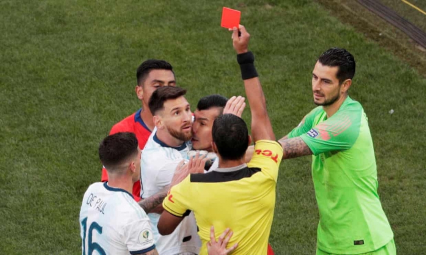 Messi menerima kartu merah kedua dalam karirnya melawan Chili di Copa America 2019