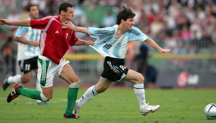 Messi menerima kartu merah pertamanya pada tahun 2005 setelah mengayunkan tangannya ke arah lawan